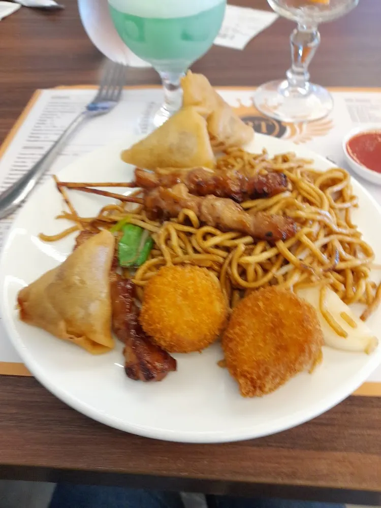 Samoussa Yakitori Nouilles Sautees